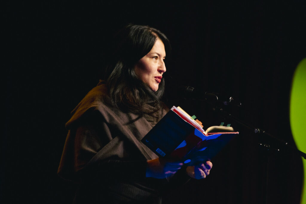 Opa shkryan yubka bilan paypoqda jinsiy aloqa Jinsiy olatimni silkitgandan keyin shishib ketgan.